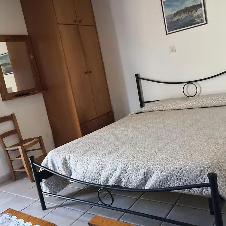 Spanos House شقة