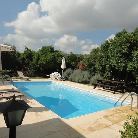 דירה Spanos House