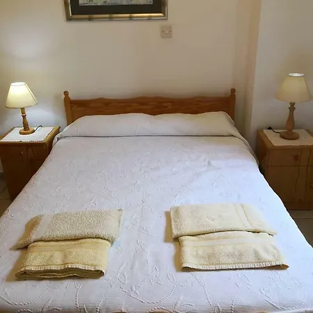 Spanos House דירה