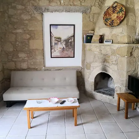 Spanos House דירה